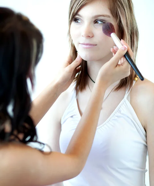 Mujer joven bonita teniendo polvo aplicado por un maquillador / bea —  Fotos de Stock