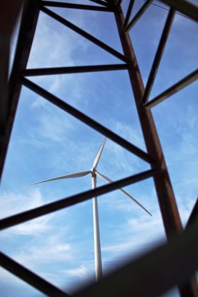 Vind energikoncept - vindkraft skörd wind mill sett thro — Stockfoto