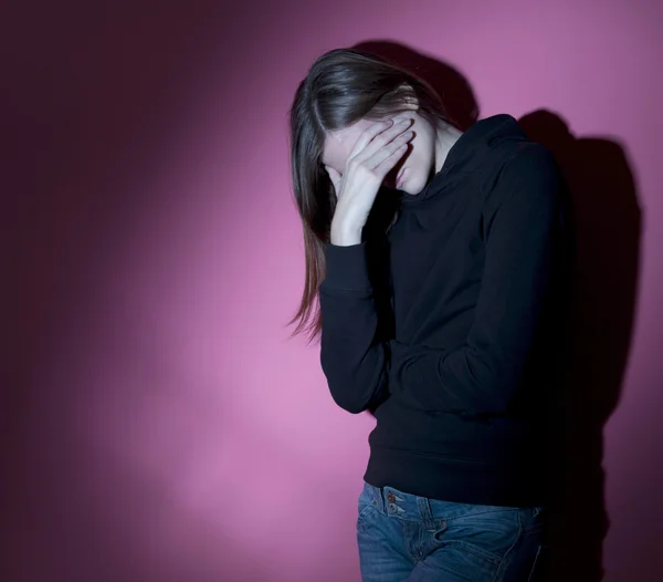 Молода жінка страждає від важкої депресії — стокове фото