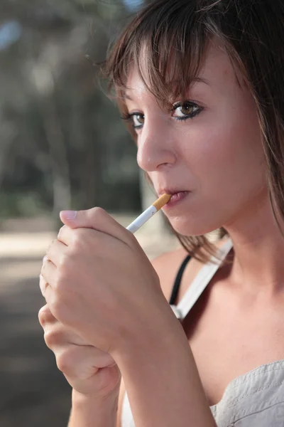 タバコを屋外照明非常に若い女性の肖像画 — ストック写真