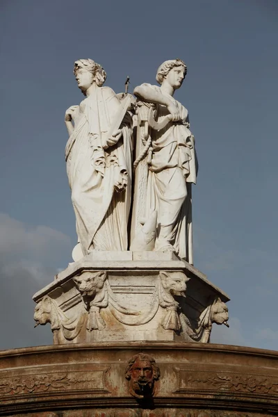 Statyer på rotonde fontänen i aix-en-provence, Frankrike — Stockfoto