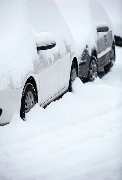 Автомобили зимой — стоковое фото