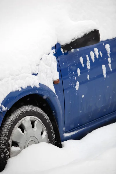 Автомобили зимой — стоковое фото