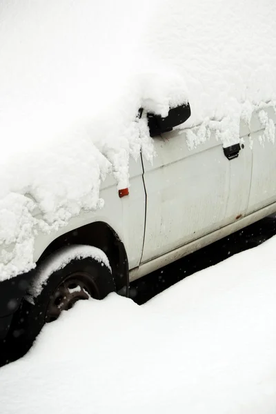 Bilar täckta med snö efter en tunga snöfall i en stad — Stockfoto