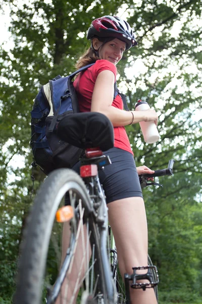 Pretty young female biker outddors on her mountain bike (shallow — Stock Photo, Image