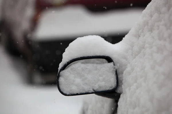 Auto parcheggiate in una strada della città coperta di neve dopo un pesante sno — Foto Stock