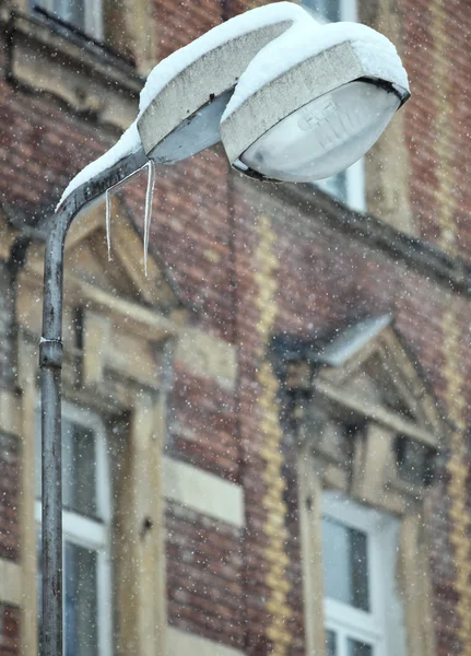 Giorno invernale gelido in una città - lampione coperto di neve e — Foto Stock