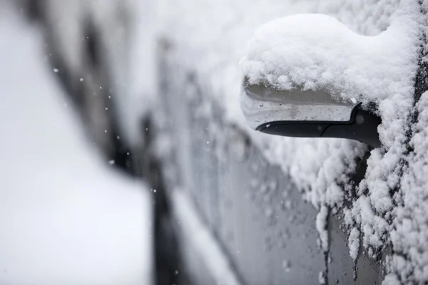 Autók parkolnak a város egy utcáján hóval után egy nehéz sno — Stock Fotó