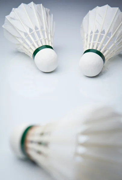 Badminton bollar på vitt (tonas färgbild) — Stockfoto