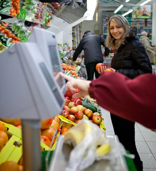 Linda jovem mulher comprando frutas e legumes em prod — Fotografia de Stock