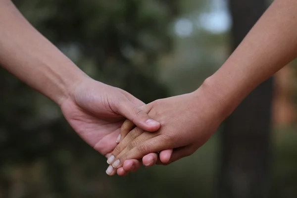 Любовники держатся за руки — стоковое фото