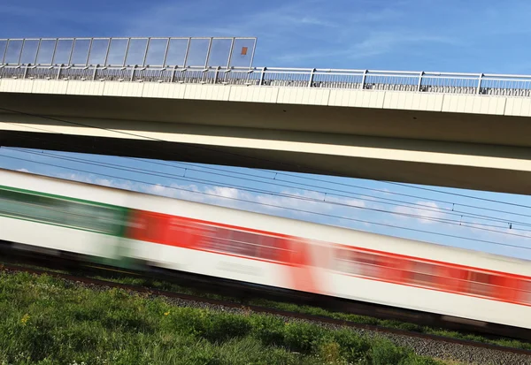 Spěšný vlak, procházející pod mostem na krásný letní den — Stock fotografie