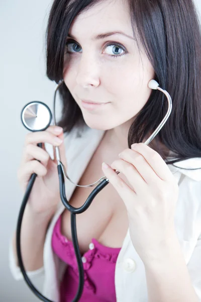 Mycket vacker ung läkare med stetoskop — Stockfoto