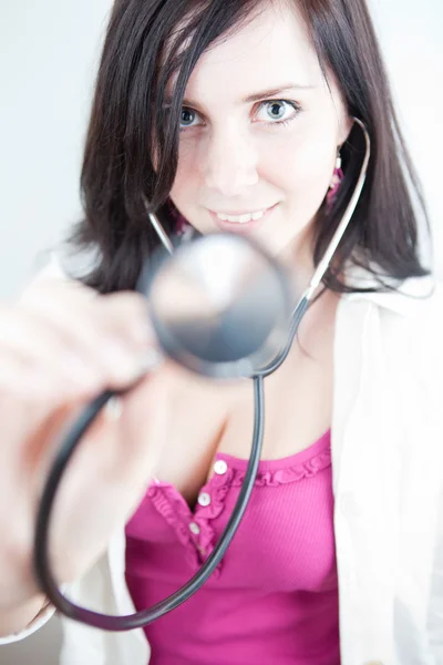 Mycket vacker ung läkare med stetoskop — Stockfoto