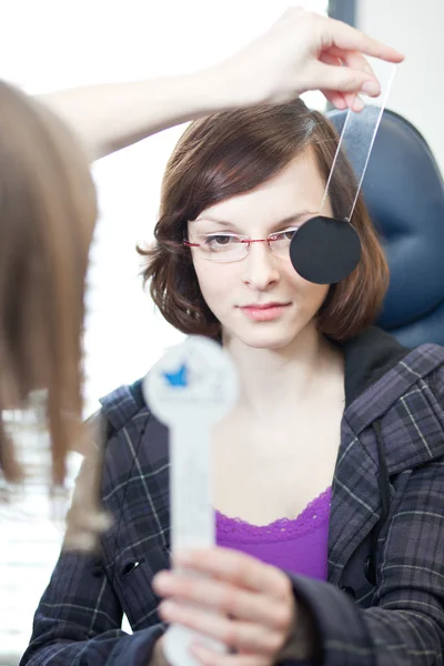 Optometria koncepcja - całkiem młoda kobieta o jej oczy badane — Zdjęcie stockowe