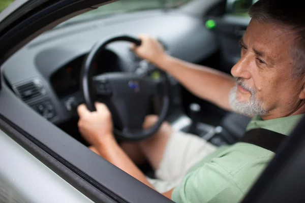 Vacker äldre man kör bil — Stockfoto