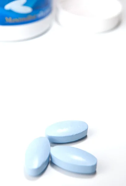 Comprimidos - analgésicos azuis isolados em branco — Fotografia de Stock