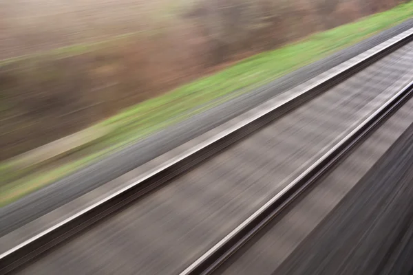 Ferrovia vista de um comboio em movimento rápido . — Fotografia de Stock