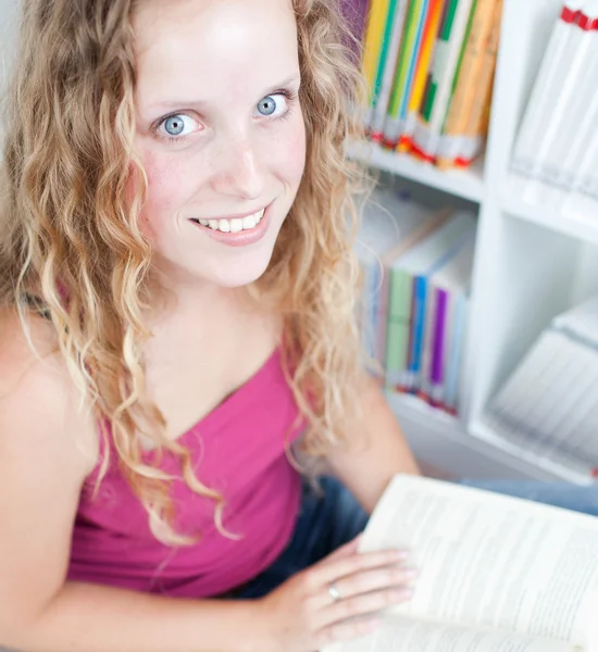 Bella studentessa universitaria in una biblioteca — Foto Stock