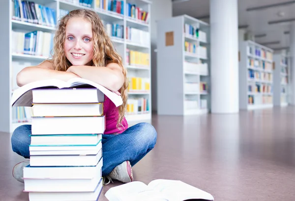 Vrij vrouwelijke college student in een bibliotheek — Stockfoto
