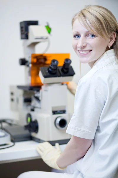 A női kutató labor (szín-t a kutatás során portréja — Stock Fotó