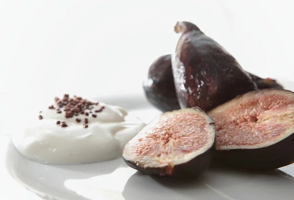 stock image Luscious ripe figs with a little bit of white yogurt