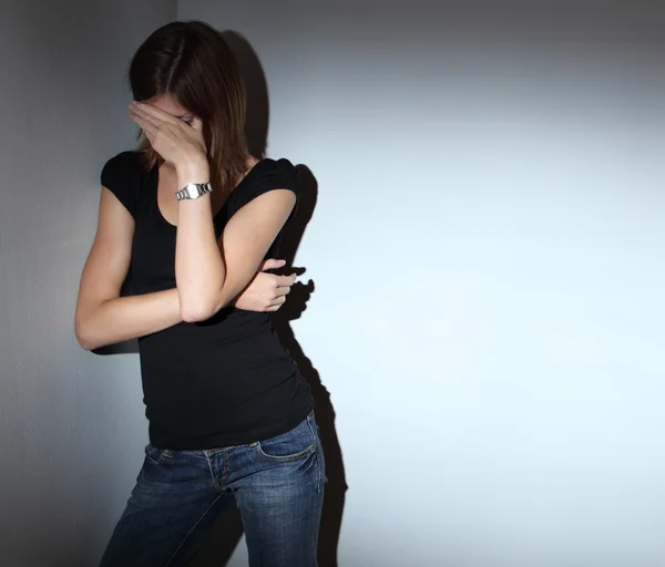 Молода жінка страждає від серйозної депресії (дуже сильне світло — стокове фото