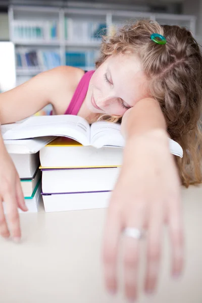 Hübsche weibliche müde / erschöpft / schläfrige Studentin — Stockfoto