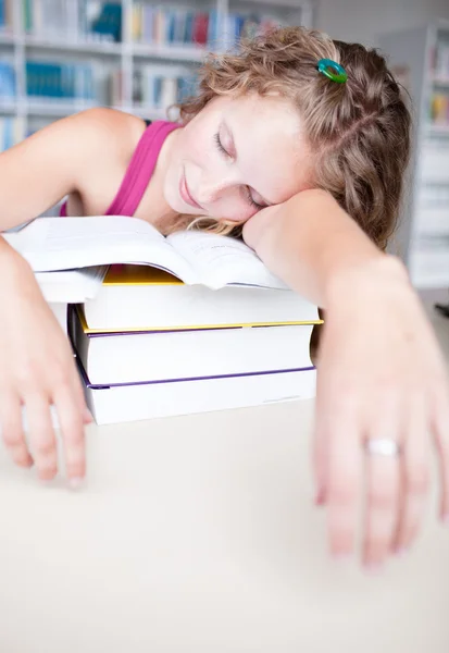 Hübsche weibliche müde / erschöpft / schläfrige Studentin — Stockfoto