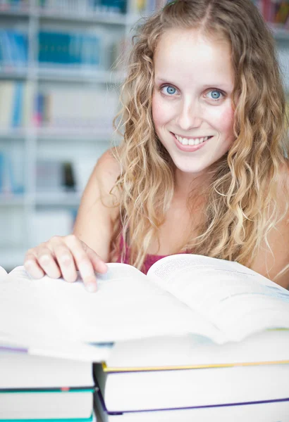 Hübsche weibliche College-Studentin in einer Bibliothek — Stockfoto