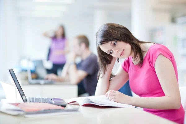 Kütüphane - wor dizüstü bilgisayar ve kitap ile güzel kız öğrenci — Stok fotoğraf
