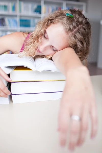 Ganska kvinnliga trött/utmattad/sömnig högskolestudent — Stockfoto
