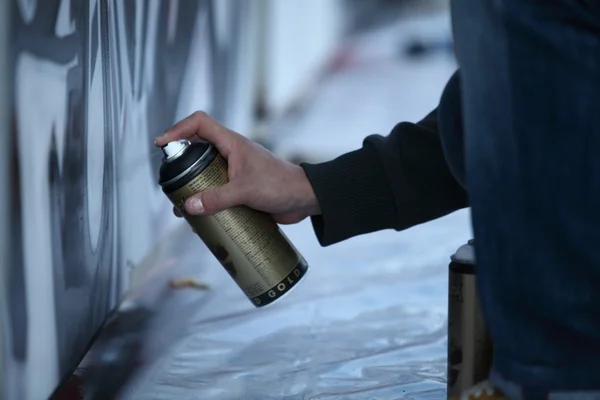 Graffiti Kunstenaar handen met verfblikken — Stockfoto