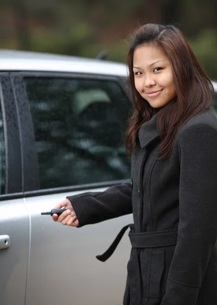 若い女性が彼女の新しい車を運転. — ストック写真