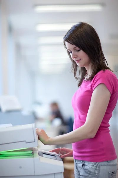 Bastante joven mujer usando una máquina de copia —  Fotos de Stock