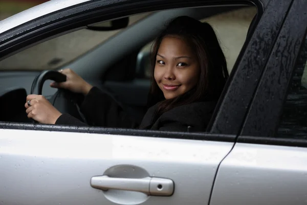 若い女性が彼女の新しい車を運転. — ストック写真