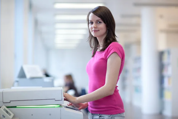 Bastante joven mujer usando una máquina de copia — Foto de Stock