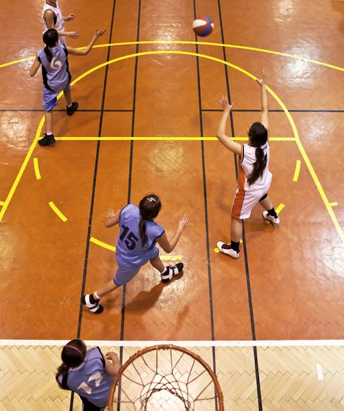 Mladých dívek indood basketbal — Stock fotografie