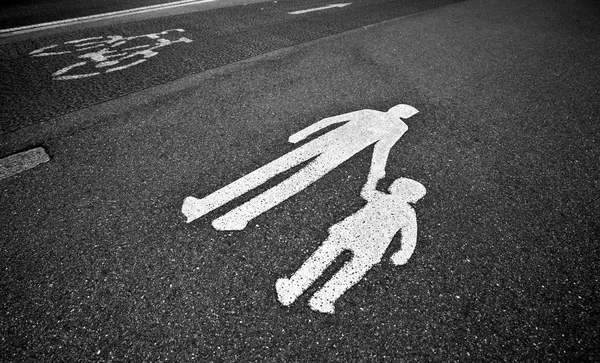 Concetto di guida dei genitori - segno pedonale sul marciapiede / lato — Foto Stock