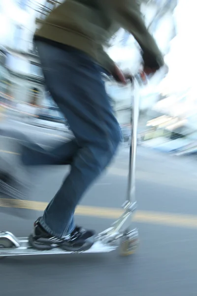 Мальчик на скутере — стоковое фото