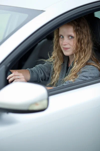 Genç ve güzel kadın yeni arabası sürüş — Stok fotoğraf