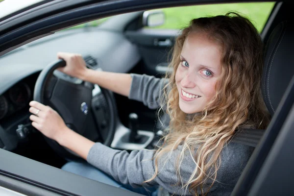 Bardzo młoda kobieta jazdy jej nowy samochód — Zdjęcie stockowe