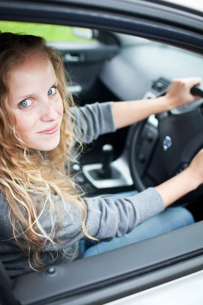 Ganska ung kvinna kör sin nya bil — Stockfoto