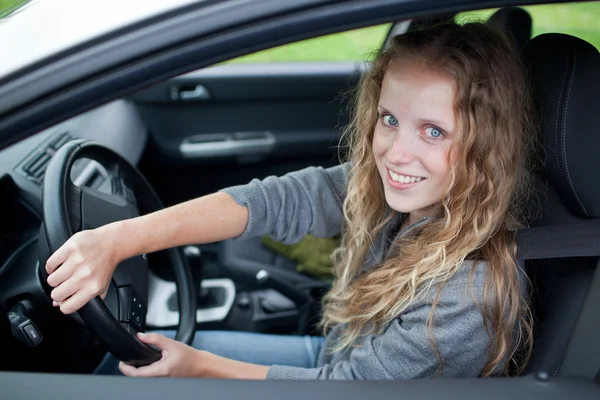 꽤 젊은 여성이 그녀의 새 차를 운전 — 스톡 사진