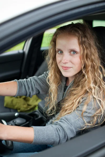 かなり若い女性彼女の新しい車を運転 — ストック写真