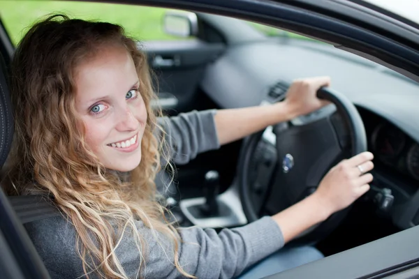 かなり若い女性彼女の新しい車を運転 — ストック写真