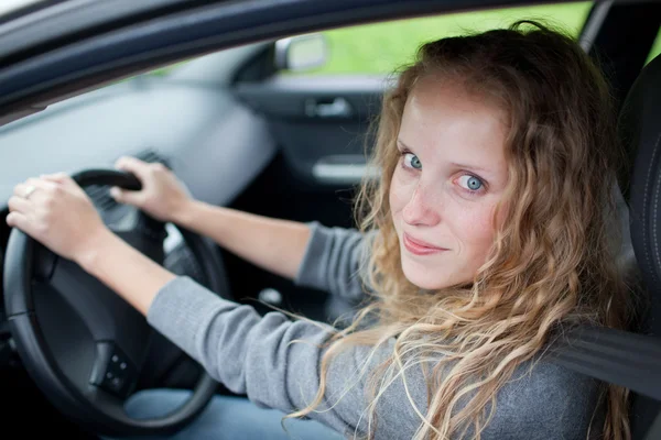 Hezká mladá žena, která řídila své nové auto — Stock fotografie