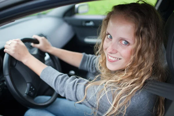 Genç ve güzel kadın yeni arabası sürüş — Stok fotoğraf