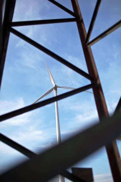 Conceito de energia eólica - colheita de energia eólica moinho de vento visto thro — Fotografia de Stock
