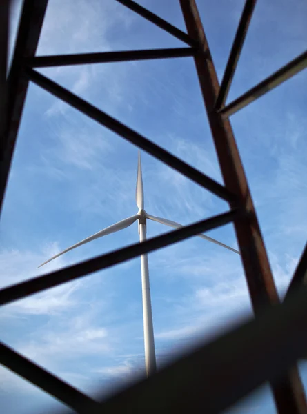 Concetto di energia eolica - eolica raccolta mulino eolico visto thro — Foto Stock